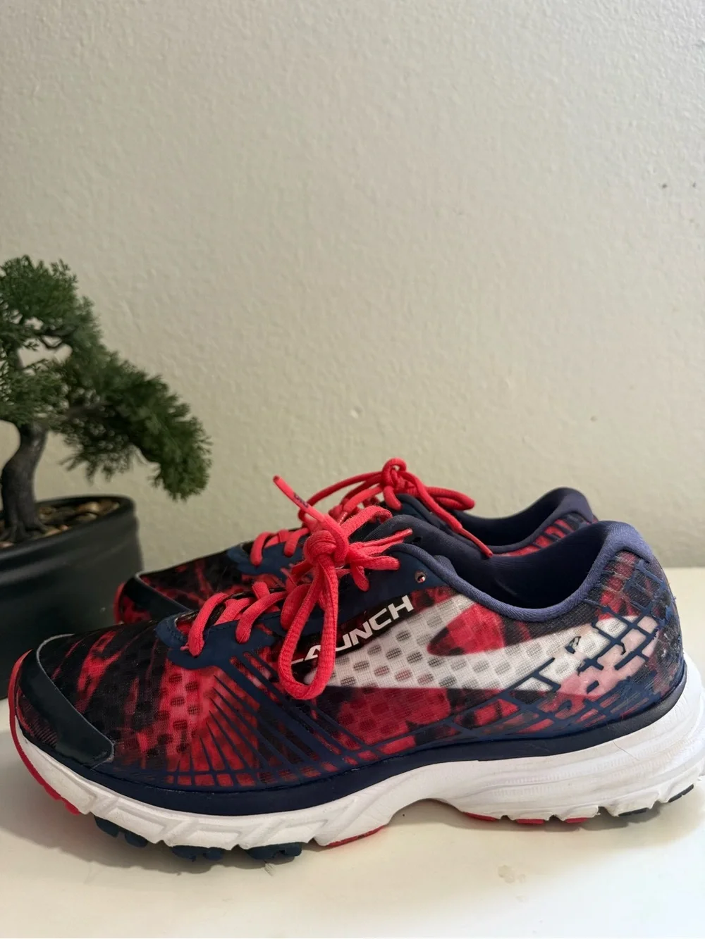 Brooks launch 3 Women size 7.5 Running Shoes - Navy with Red/Pink Accents